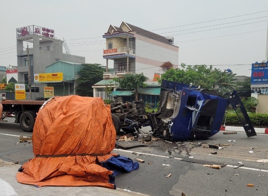 Cuon thep hang chuc tan cuon cabin xe dau keo xuong dat hinh anh