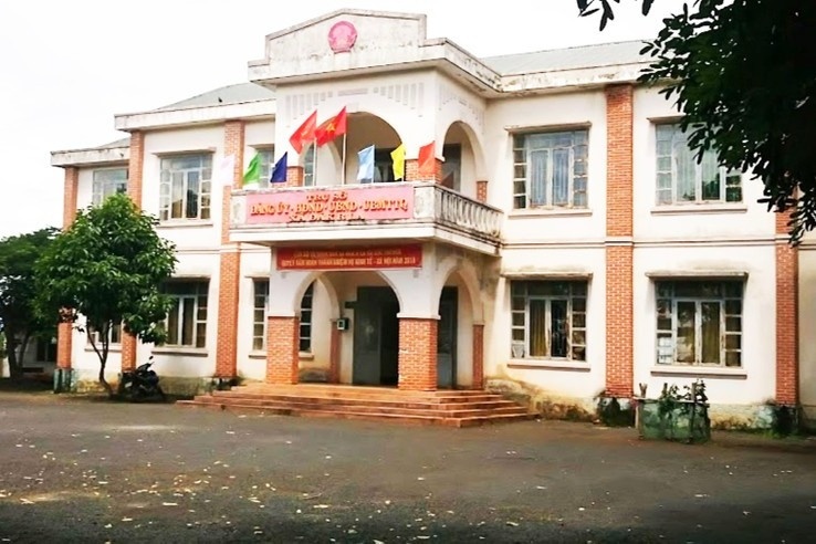 Tạm giữ một cán bộ ảnh 1 Tam giu mot can bo anh 1