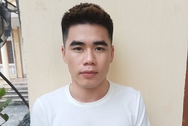 Nam thanh nien tang tru trai phep khau sung colt va 28 vien dan hinh anh