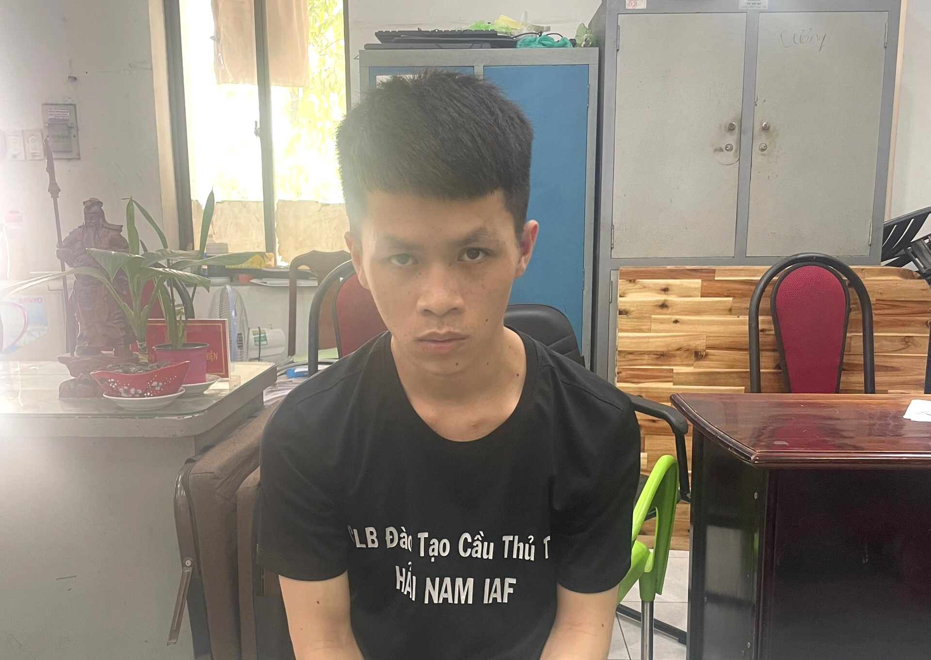 Co gai o TP.HCM bi tong tien bang hinh khoa than hinh anh