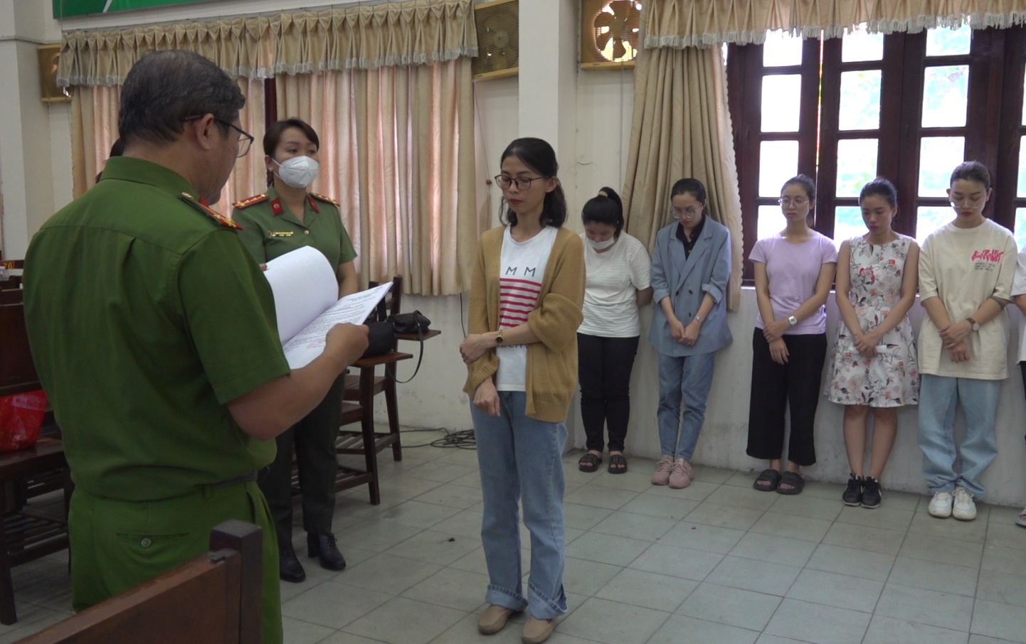 Khoi to 22 nguoi thuoc cac cong ty o TP.HCM cho vay lai nang hinh anh