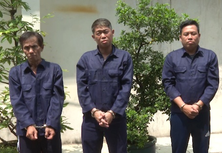 Bat khan cap 3 nghi pham tat son doi no o TP.HCM hinh anh