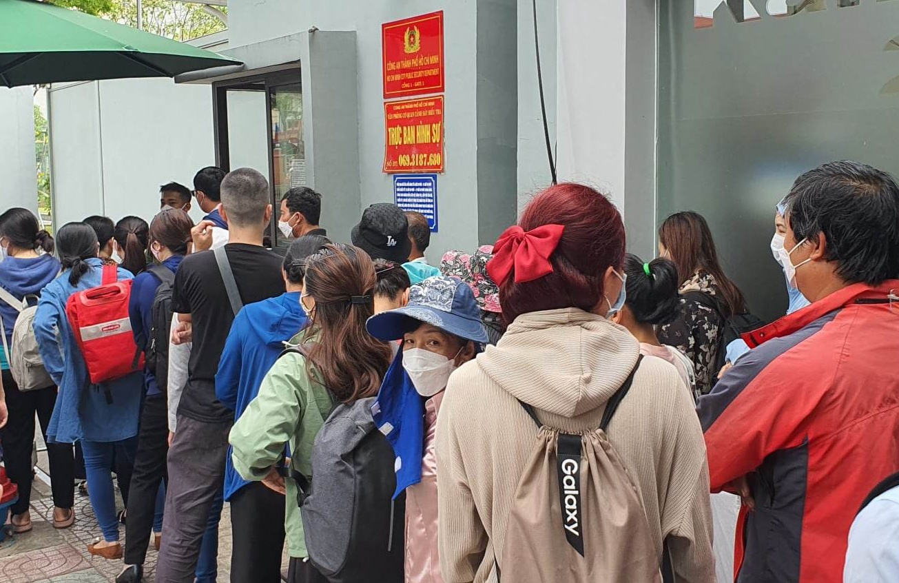 Cong an TP.HCM tiep nhan 146 don to cao SCB va Manulife hinh anh