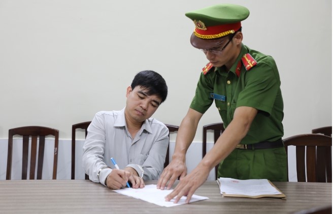 Cong an TP.HCM khoi to pho truong phong tau song Cuc dang kiem hinh anh
