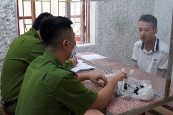 Bat giu nam thanh nien cat giau dung dich chat ma tuy moi hinh anh