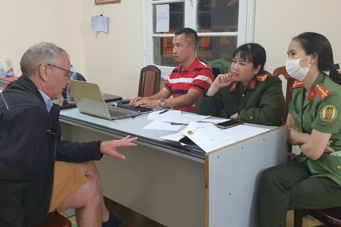 Vo bi chong sat hai vi hay su dung dien thoai luc di an hinh anh