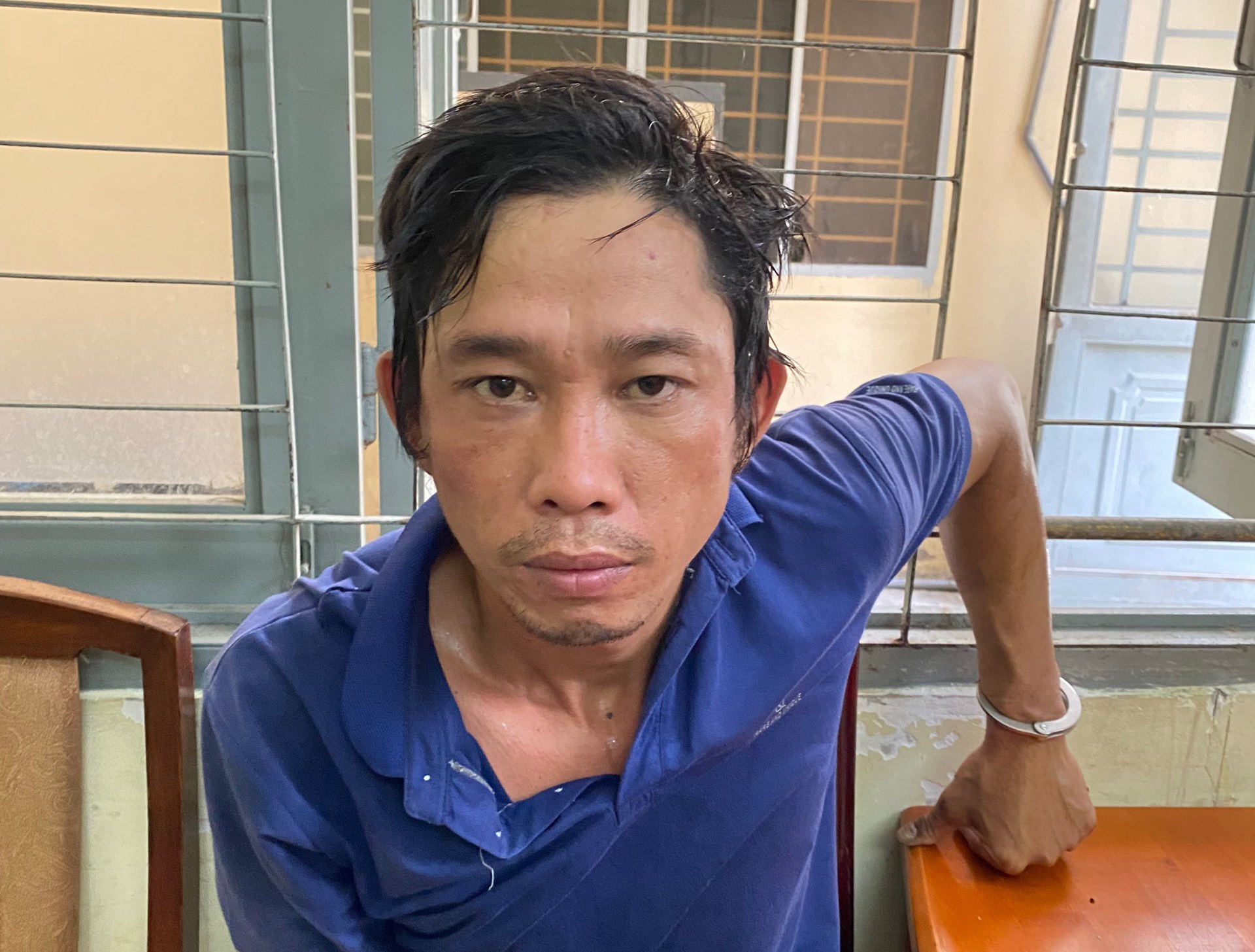 Bat giu nghi can cuop giat, cam dao doa nguoi truy bat hinh anh