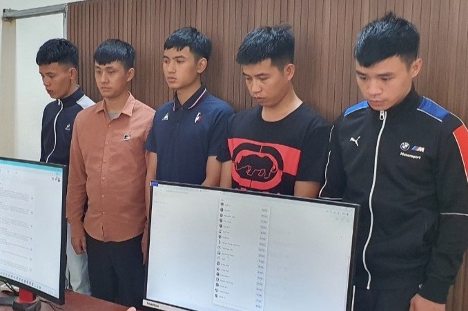 Bat giu 5 nghi pham lua dao hon 300 nguoi tren mang xa hoi hinh anh