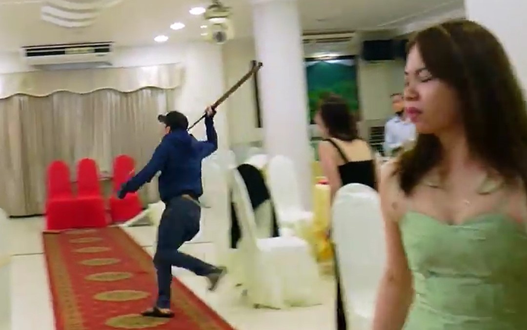 Hai nhom nguoi duoi danh trong nha hang tiec cuoi o TP.HCM hinh anh