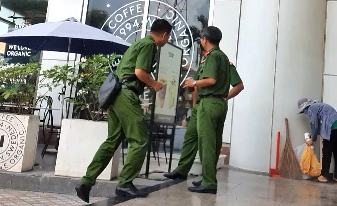 Hang chuc canh sat kiem tra cong ty tai chinh Shinhan o TP.HCM hinh anh