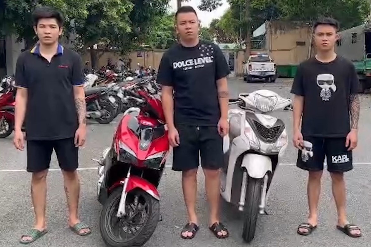 Tam giu nhom tat son de doi no thue o TP.HCM hinh anh