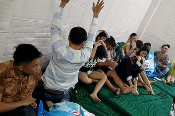 Bat qua tang 32 nguoi su dung trai phep chat ma tuy trong nha nghi hinh anh