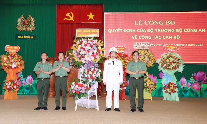 Thuong ta Nguyen Manh Toan lam pho giam doc Cong an tinh Dong Nai hinh anh