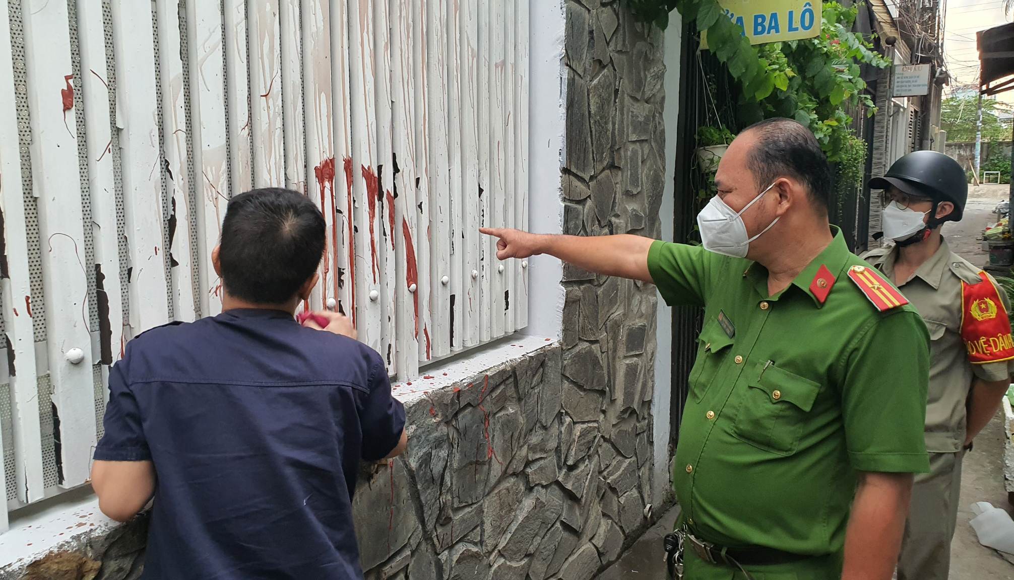 Canh sat buoc nam thanh nien doi no chui vet son o TP Thu Duc hinh anh