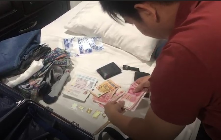 Tim thay vang, ngoai te trong hanh ly cua nhom nghi pham Han Quoc hinh anh