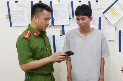 Nam thanh nien trom hang loat dien thoai iPhone va Samsung hinh anh