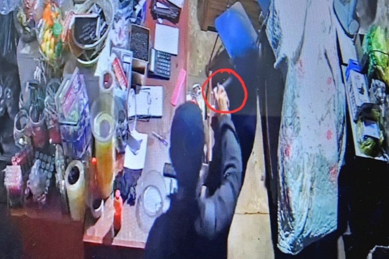 Thieu nien 16 tuoi dung binh hoi cay xit vao mat chu quan de cuop tien hinh anh