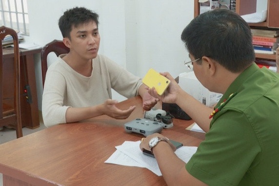 Nam thanh nien chiem doat ma OTP va so dien thoai de lua dao hinh anh