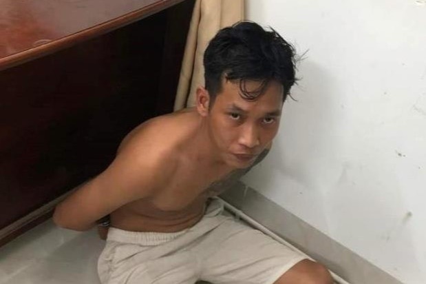 Vay bat nam thanh nien mang lenh truy na luc nua dem hinh anh