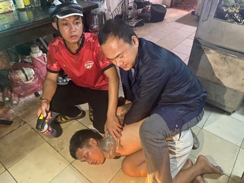 Vay bat nam thanh nien anh 1