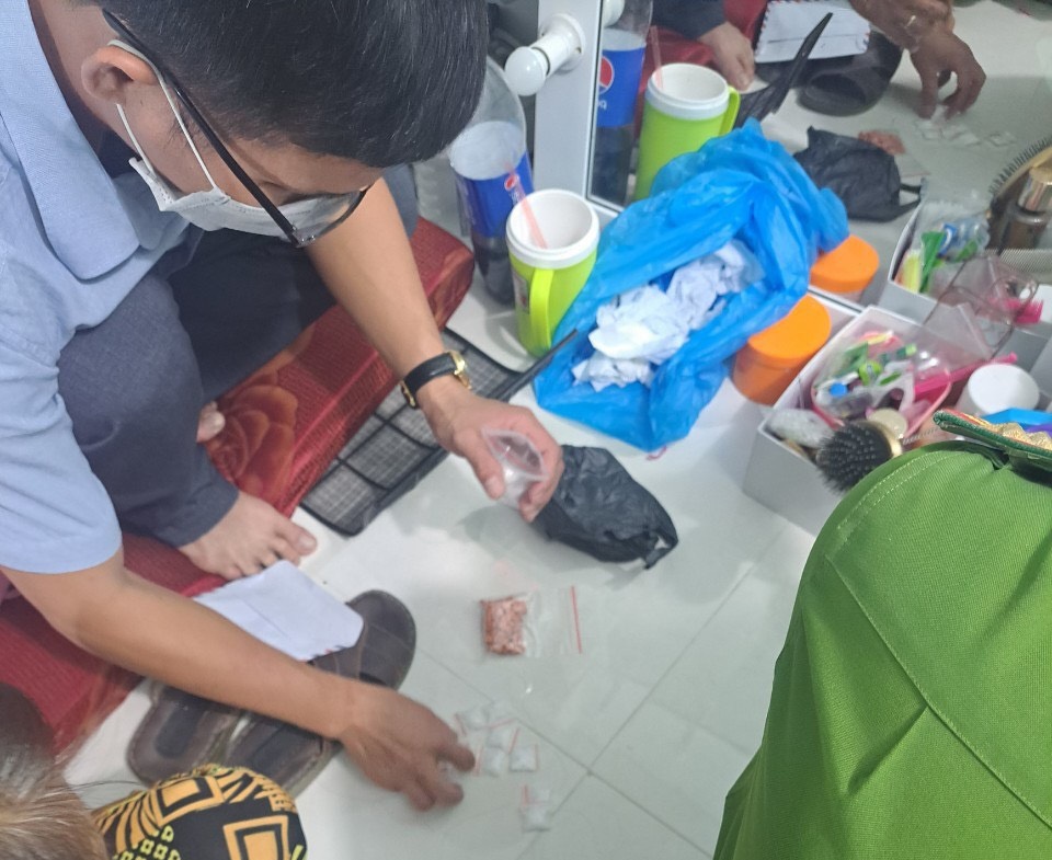 Bat qua tang nhom nam, nu tang tru, su dung ma tuy trong phong tro hinh anh