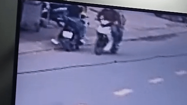 Nguoi phu nu nga xuong duong sau khi bi giat day chuyen o TP.HCM hinh anh