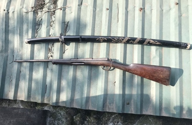 Khoi to 11 nguoi lien quan vu mang sung, kiem di giai quyet mau thuan hinh anh