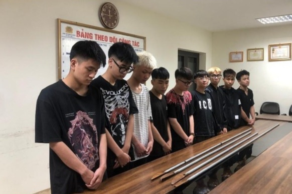 Nhom 10 nguoi keo le hung khi, gay roi tren nhieu tuyen duong o Ha Noi hinh anh