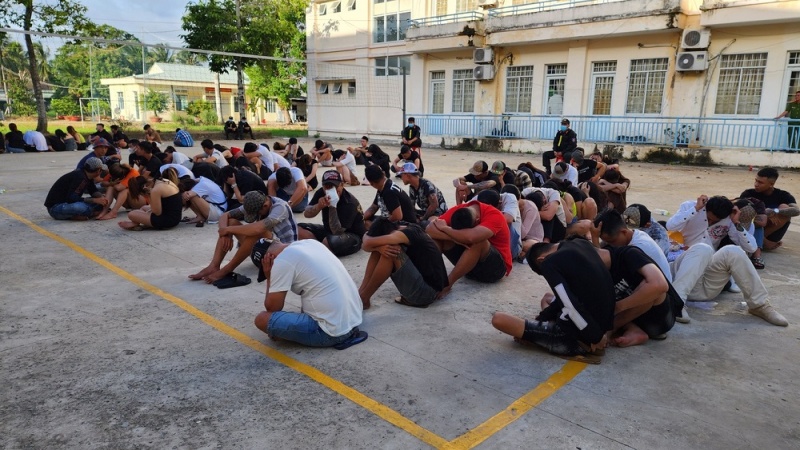 Bay lac trong karaoke anh 1