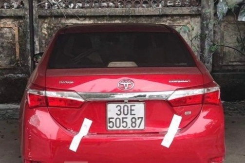 Chu tich xa o Ha Noi uong ruou, di oto bien so gia hinh anh