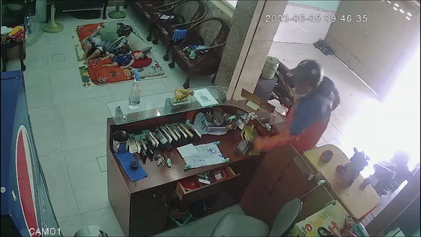 Nam thanh nien trom tai san trong nha nghi o TP.HCM hinh anh