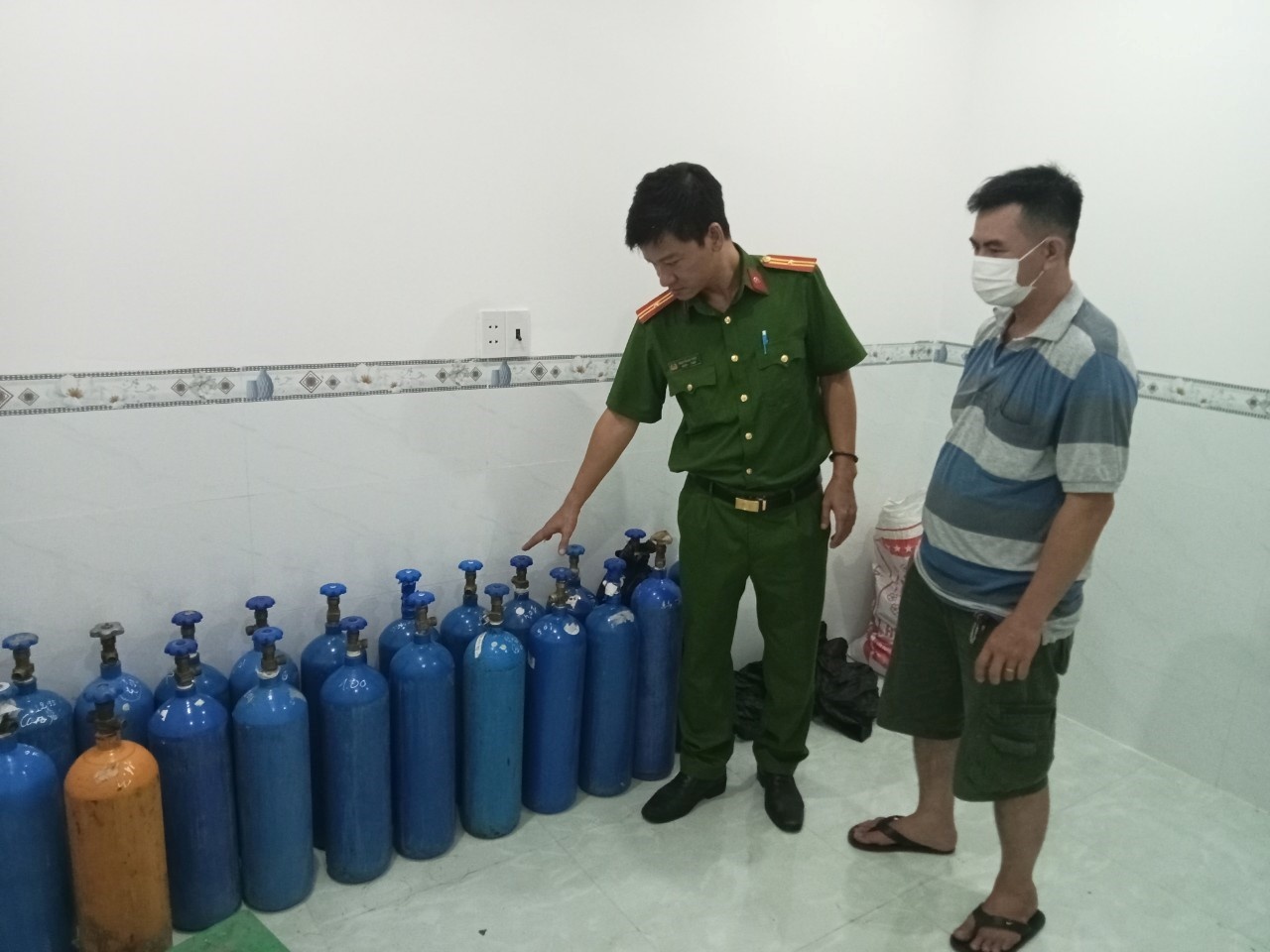 Thanh nien 19 tuoi chuyen cung cap khi cuoi cho cac quan bar hinh anh