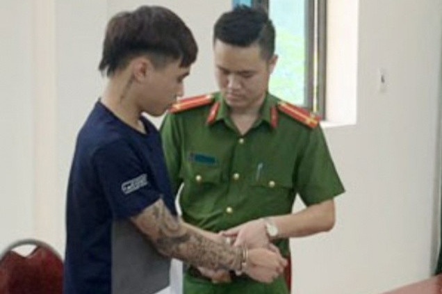 Nam thanh nien dua xe roi quay clip khoe chien tich hinh anh