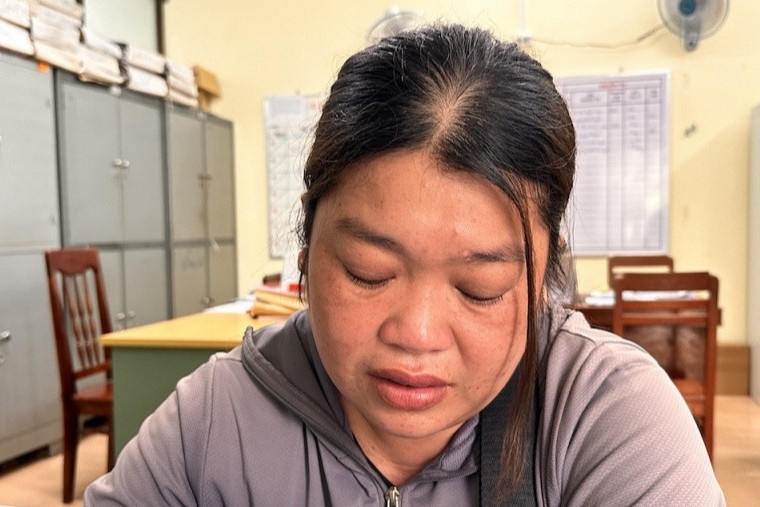 Nguoi phu nu lua dao nhieu ty dong voi chieu dao no ngan hang hinh anh