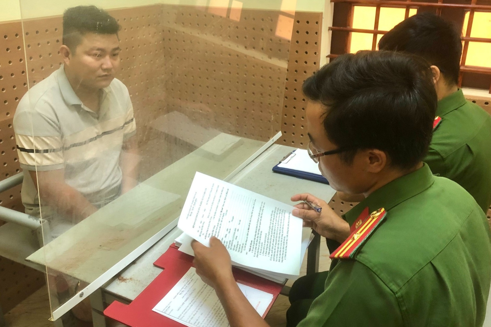 Hang chuc nguoi sap bay cap nam nu hinh anh