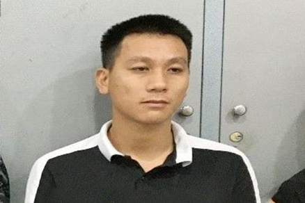 Bat giu nhom thanh nien mang sung di giai quyet mau thuan hinh anh