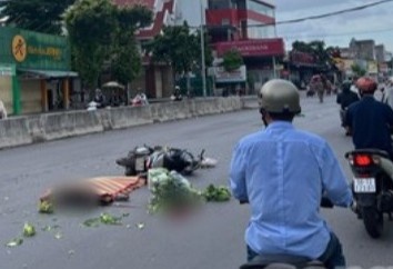 Nguoi dan ong nam chet giua duong, hien truong co vet thang xe oto hinh anh