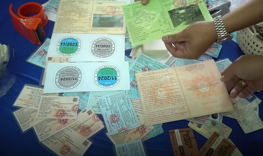 Cong an TP.HCM triet pha duong day san xuat, mua ban giay to gia hinh anh