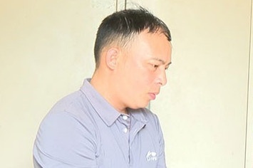 Hai can bo xa chiem doat tien dien ho tro nguoi ngheo hinh anh