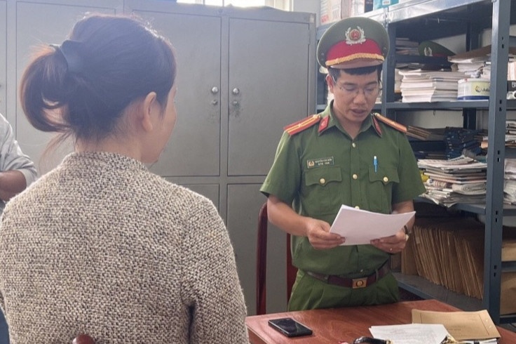Gia mao can bo ngan hang lua dao chiem doat 2,5 ty dong hinh anh