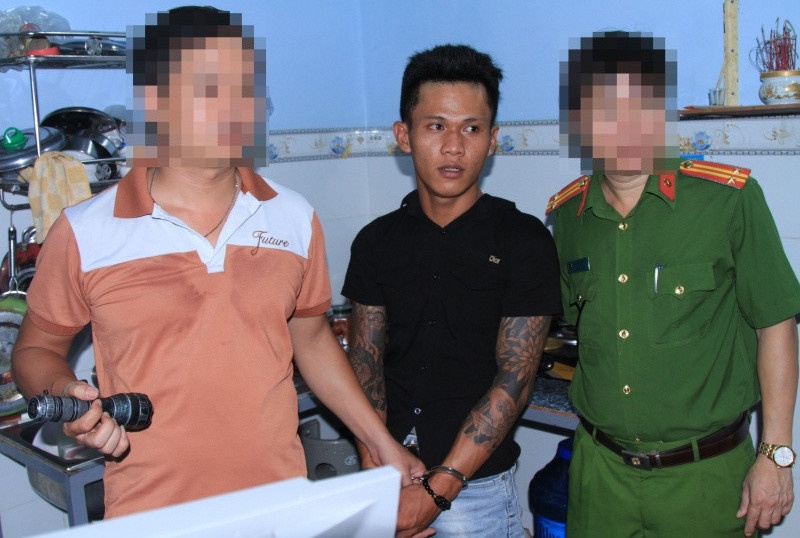 Tam giu nam thanh nien cung gan 5.000 vien thuoc lac hinh anh