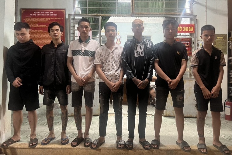 Nhom thanh nien mang theo sung di doi no thue hinh anh