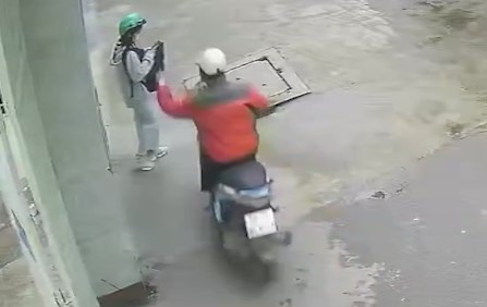 Nu sinh bi giat dien thoai o TP.HCM hinh anh