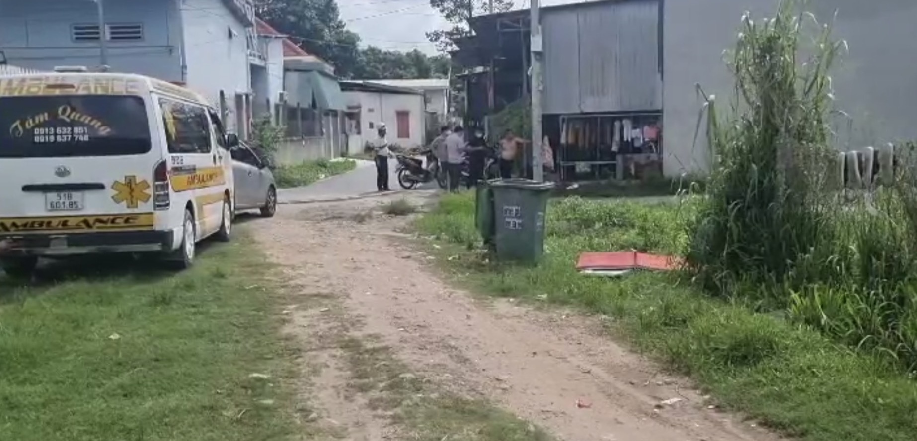 Danh ban gai o cung phong roi tu tu hinh anh