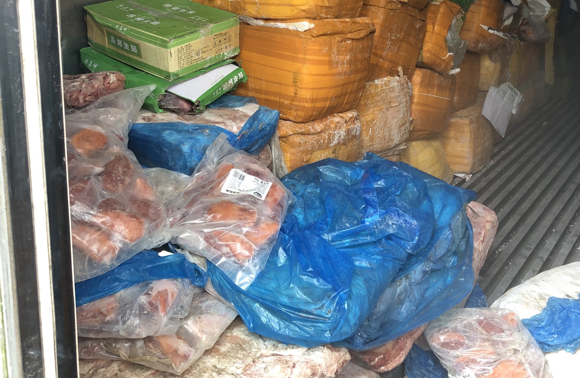 Can canh 10 tan 'thit ban' duoc phat hien trong 2 container o TP.HCM hinh anh