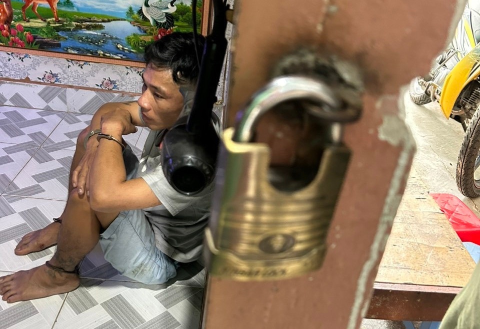 Nguoi dan ong dot nhap cong ty de trom cap tai san hinh anh