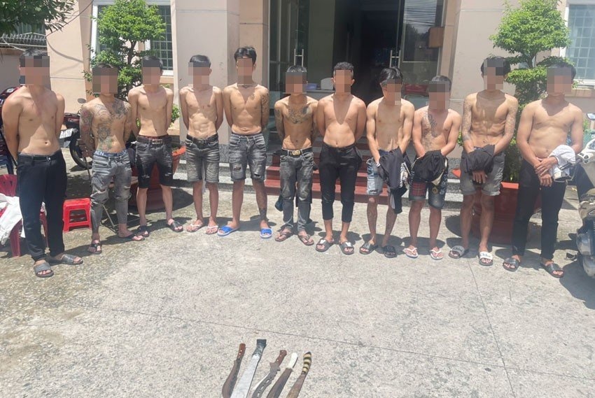 Ngan chan nhom thanh nien mang hung khi di hon chien hinh anh
