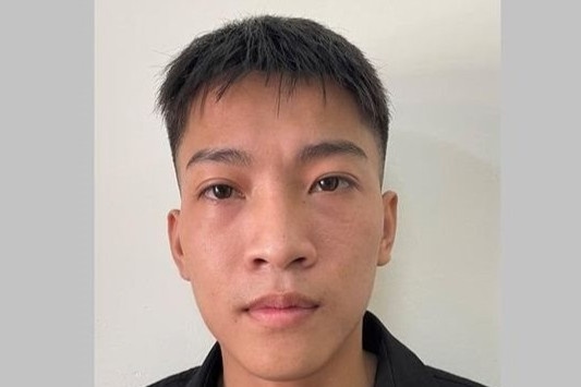 Trom tien trong lon nhua nha hang xom hinh anh