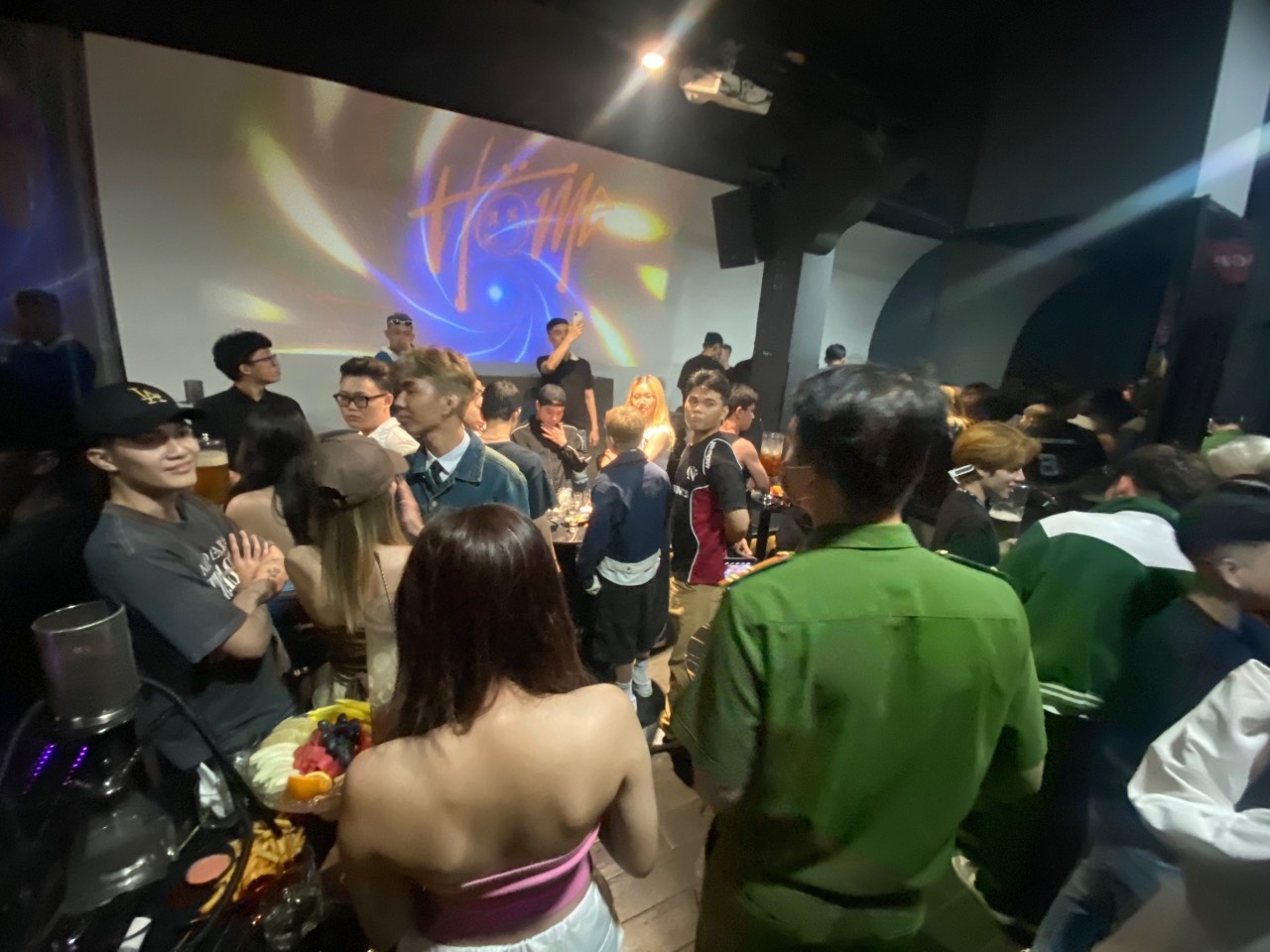 Canh sat dua 250 nguoi trong quan bar, nha hang o TP.HCM ve tru so hinh anh