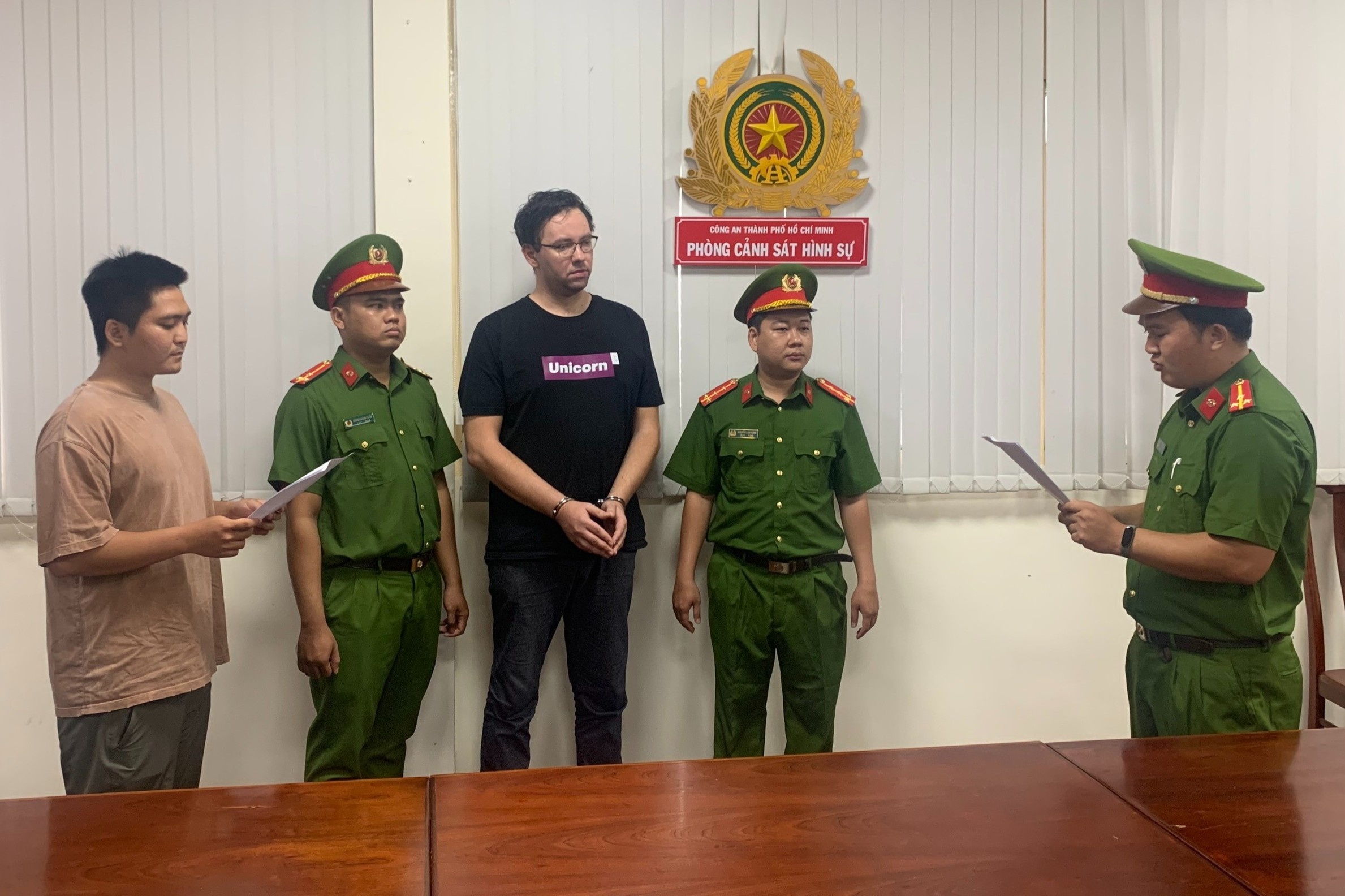 Khoi to nguoi nuoc ngoai cam dau 3 cong ty cho vay lai nang o TP.HCM hinh anh